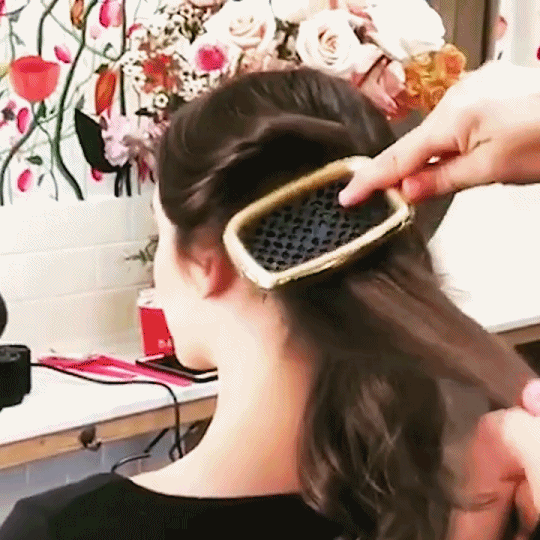 Hollow hair massage brush🔥